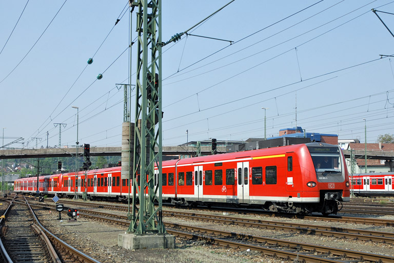 425 813 als RE 19638 bei km 15,8 (April 2007)