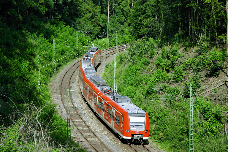 BR 425 und BR 426 mit RE 19672 bei km 10,8 (Juli 2007)