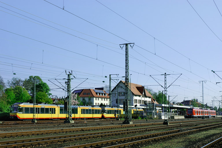 AVG Stadtbahnen als DPE 86204 bei km 15,8 (April 2007)