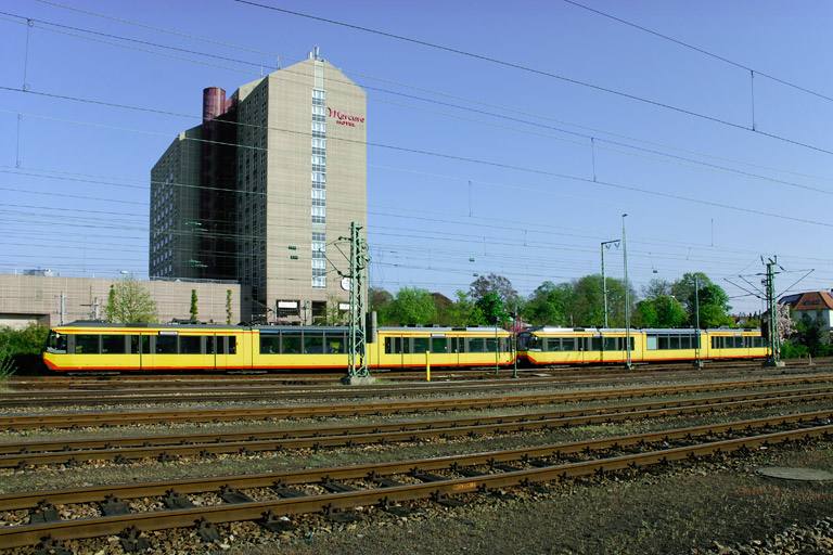 AVG Stadtbahnen als DPE 86204 bei km 15,8 (April 2007)