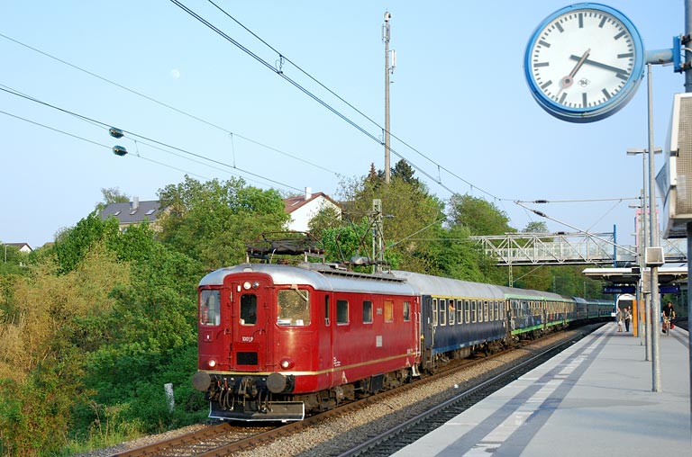 Re 4/4 I 10019 mit DPE 86019 bei km 14,4 (April 2007)
