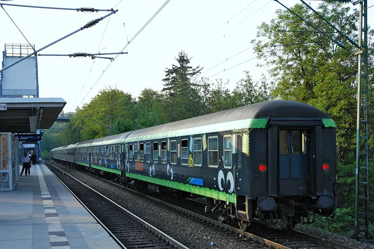 Re 4/4 I 10019 mit DPE 86019 bei km 14,4 (April 2007)