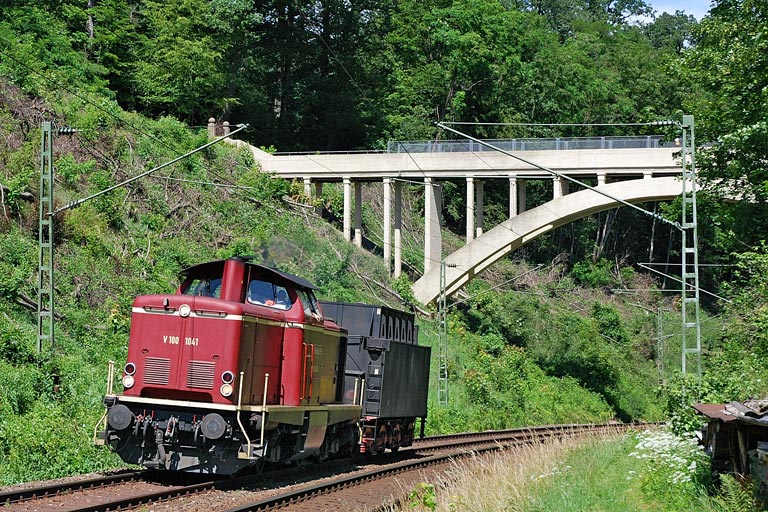 V 100 1041 mit DbZ 92775 bei km 10,8 (Juni 2007)