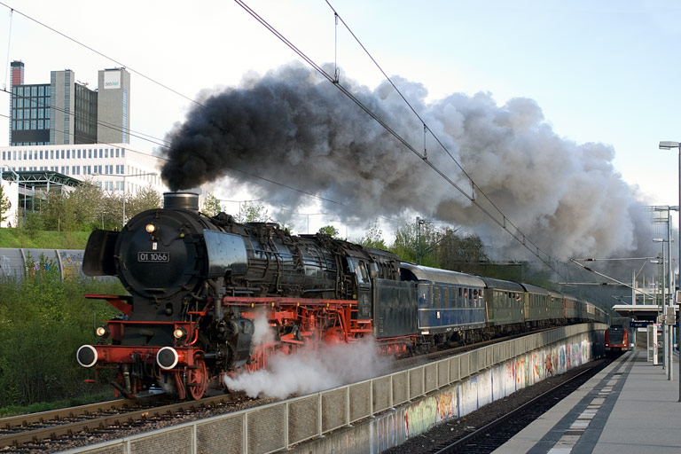 01 1066 mit DPE 92717 bei km 14,2 (Mai 2008)