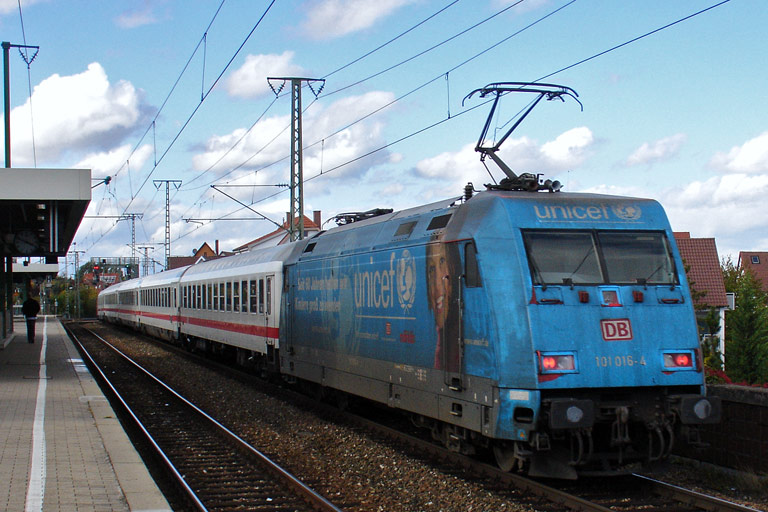 101 016 mit IC 2804 bei km 16,8 (Oktober 2008)