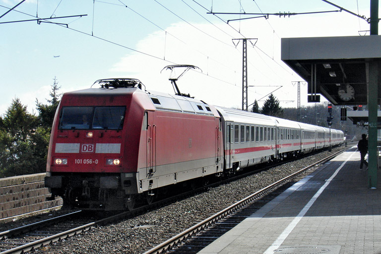 101 056 mit IC 2370 bei km 16,6 (M&auml;rz 2008)