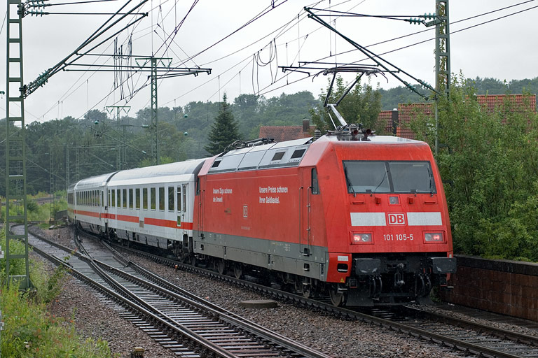 101 105 mit IC 2801 bei km 16,8 (Juli 2008)