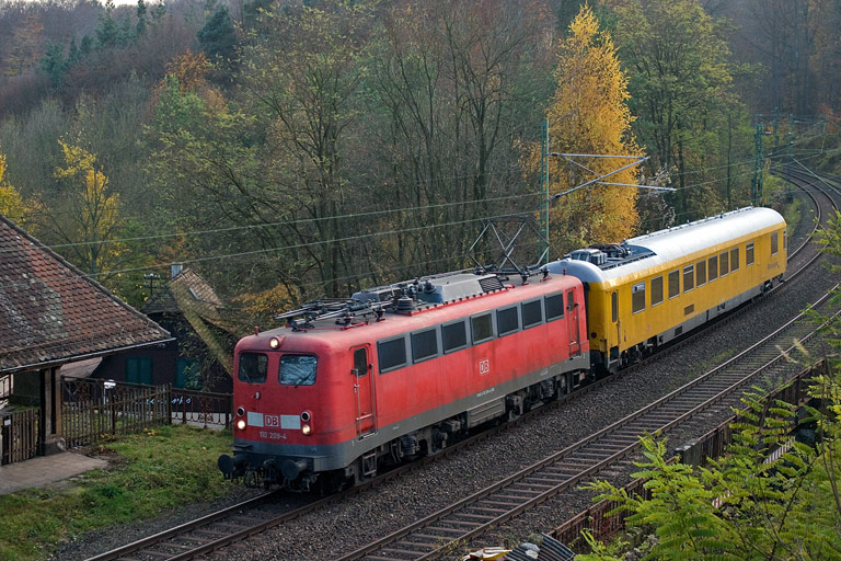 110 209 mit TbZ 48058 bei km 11,0 (November 2008)