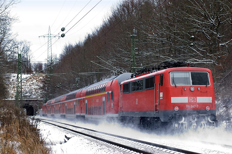 111 047 mit RE 19654 bei km 18,0 (November 2008)
