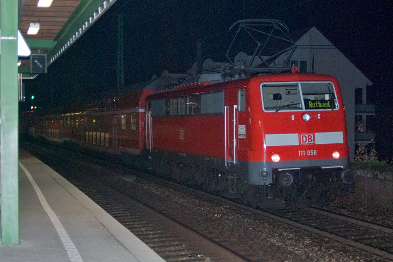 111 058 mit RE 19687 bei km 16,8 (November 2008)
