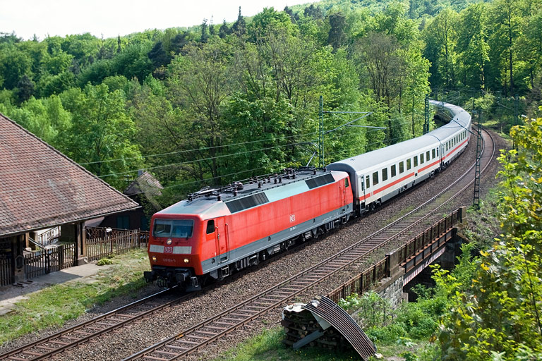 120 104 mit IC 2802 bei km 11,2 (Mai 2008)