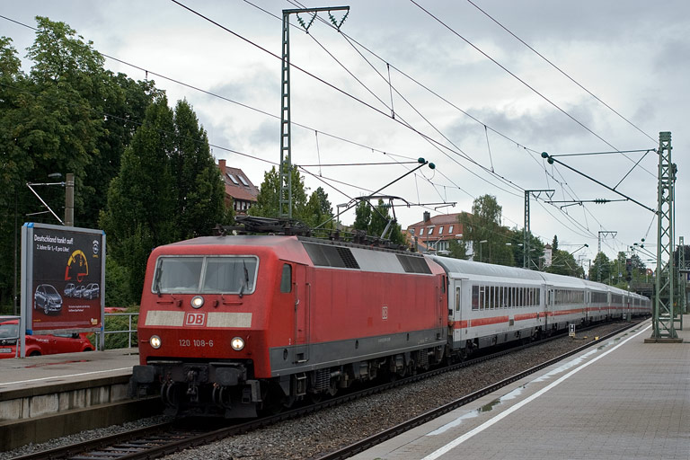 120 108 mit IC 2813 bei km 15,6 (August 2008)