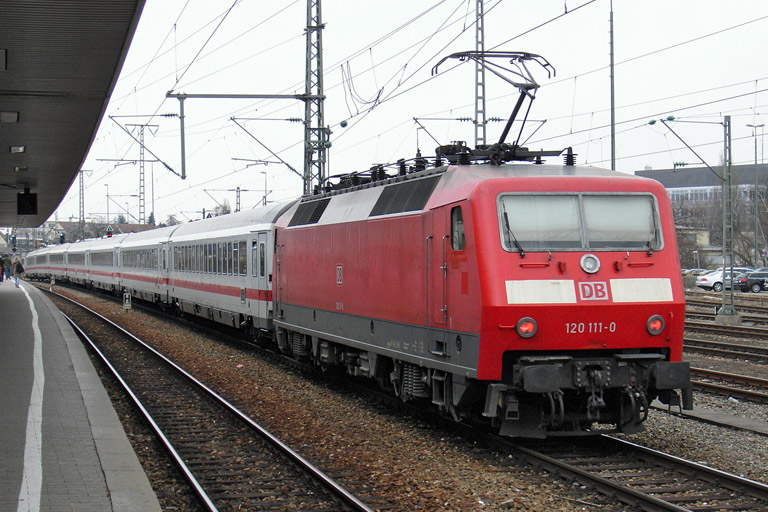 120 111 mit IC 2802 bei km 15,6 (Februar 2008)