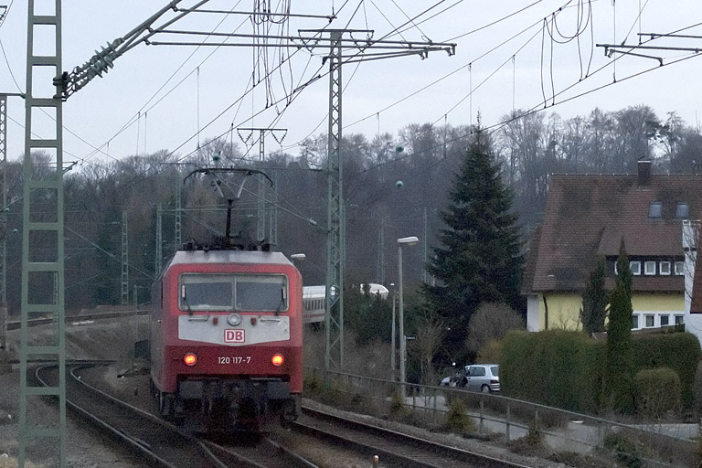 120 117 mit IC 2801 bei km 16,8 (M&auml;rz 2008)