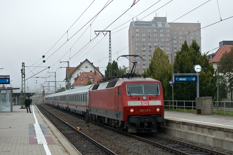 120 123 mit IC 2801 bei km 15,6 (September 2008)