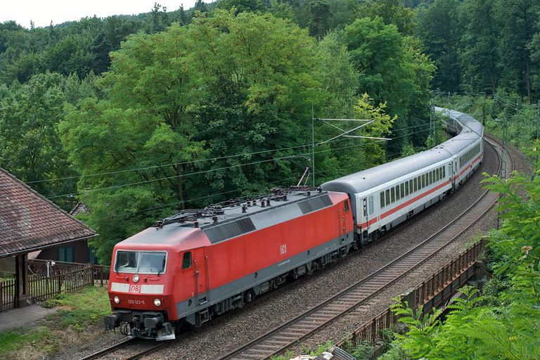 120 123 mit IC 2806 bei km 11,2 (Juli 2008)