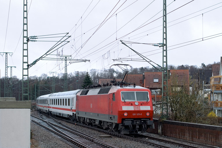 120 125 mit IC 2805 bei km 16,8 (M&auml;rz 2008)