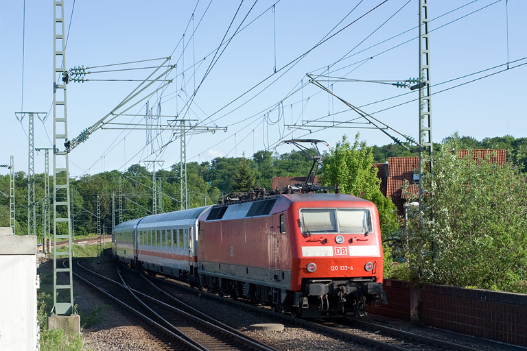 120 133 mit IC 2801 bei km 16,8 (Mai 2008)