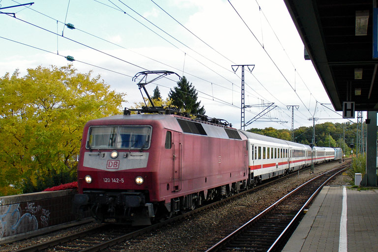 120 142 mit IC 2804 bei km 16,8 (Oktober 2008)