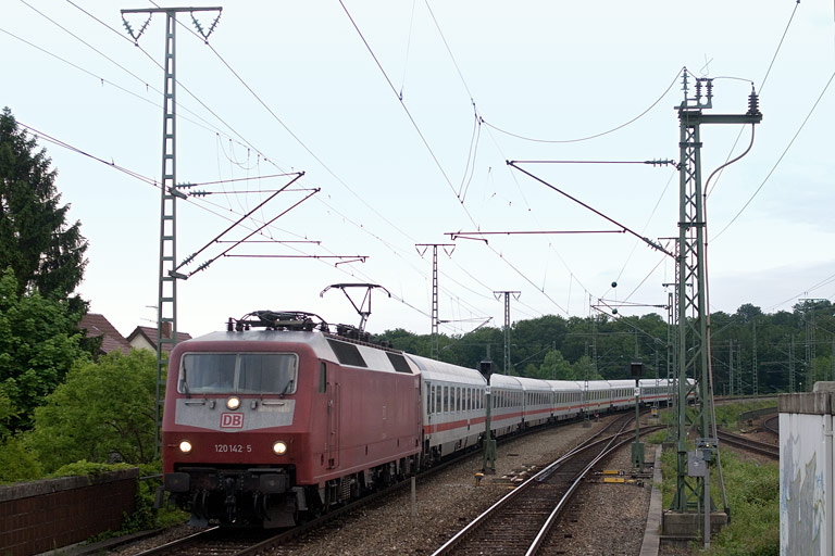 120 142 mit IC 2804 bei km 16,8 (Mai 2008)