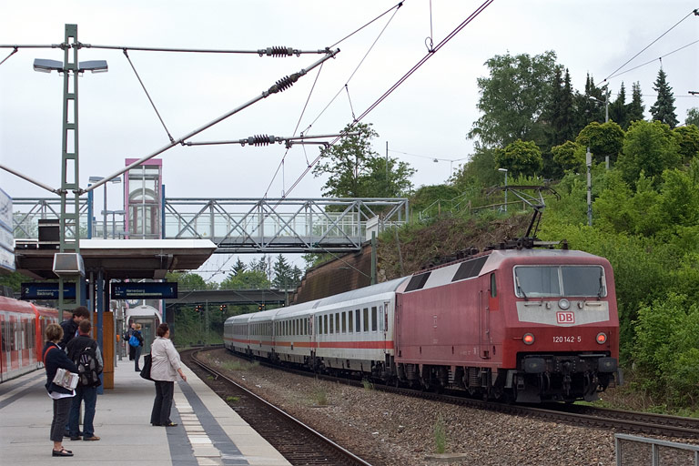 120 142 mit IC 2817 bei km 14,2 (Mai 2008)