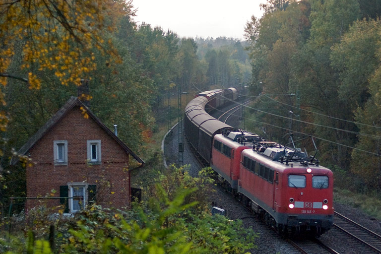139 145 und 140 216 mit FZT 56166 bei km 19,2 (Oktober 2008)