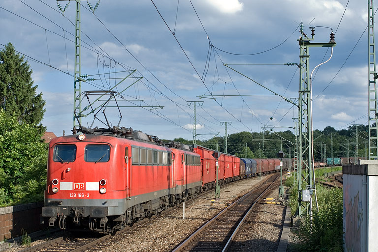 139 166 und 140 003 mit FZT 56166 bei km 16,8 (Juni 2008)