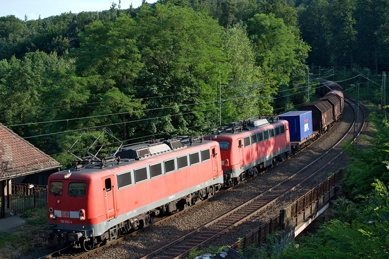 139 552 und 140 678 mit FZT 56166 bei km 11,0 (Juli 2008)