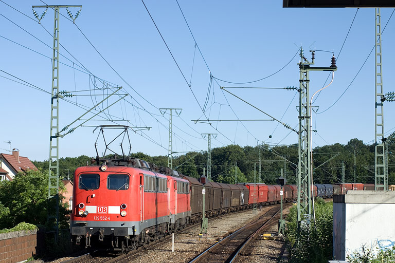 139 552 und 140 678 mit FZT 56166 bei km 16,8 (Juli 2008)