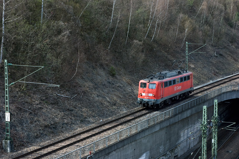 140 002 als Tfzf 68709 bei km 13,8 (April 2008)