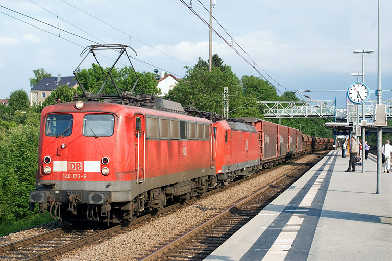 140 173 und 185 137 mit FZT 56166 bei km 14,2 (Juni 2008)