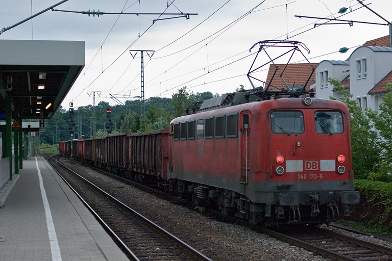 140 173 mit FZT 56173 bei km 16,6 (Juni 2008)