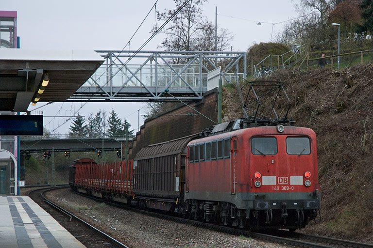 140 369 mit FE 44696 bei km 14,2 (April 2008)