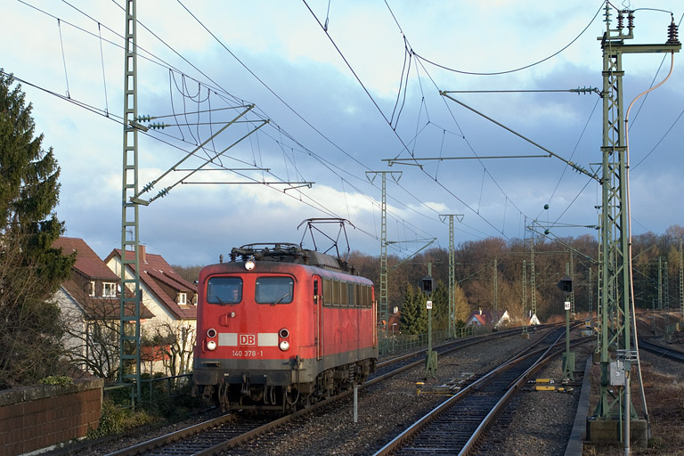 140 378 als Tfzf 68280 bei km 16,8 (April 2008)