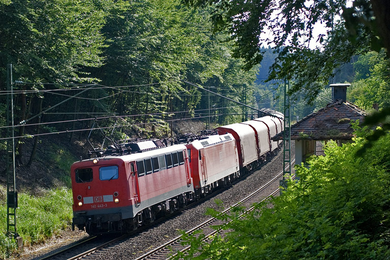140 443 und 185 064 mit FZT 56166 bei km 20,6 (August 2008)
