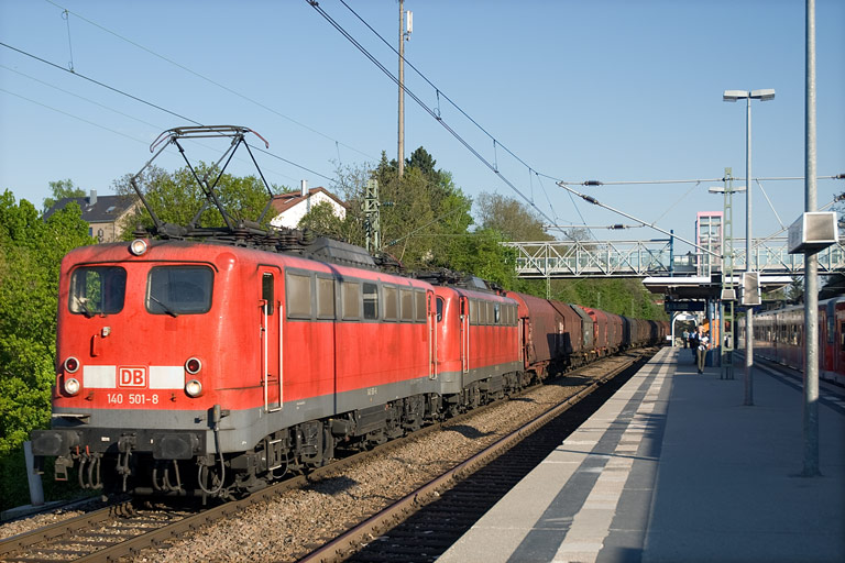 140 501 und 139 556 mit FZT 56166 bei km 14,2 (Mai 2008)