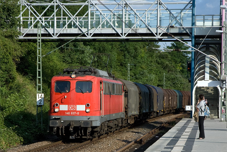 140 637 mit FZT 56166 bei km 14,2 (Juli 2008)