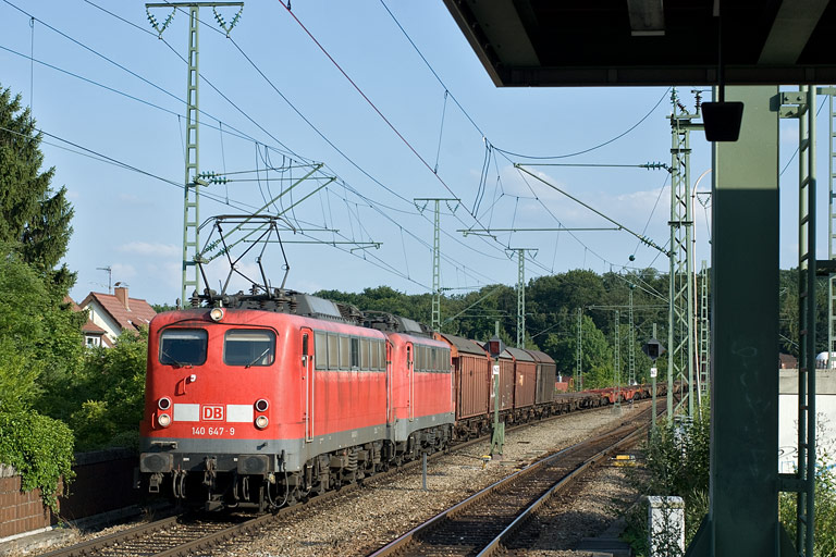 140 647 und 140 816 mit FZT 56166 bei km 16,8 (Juli 2008)