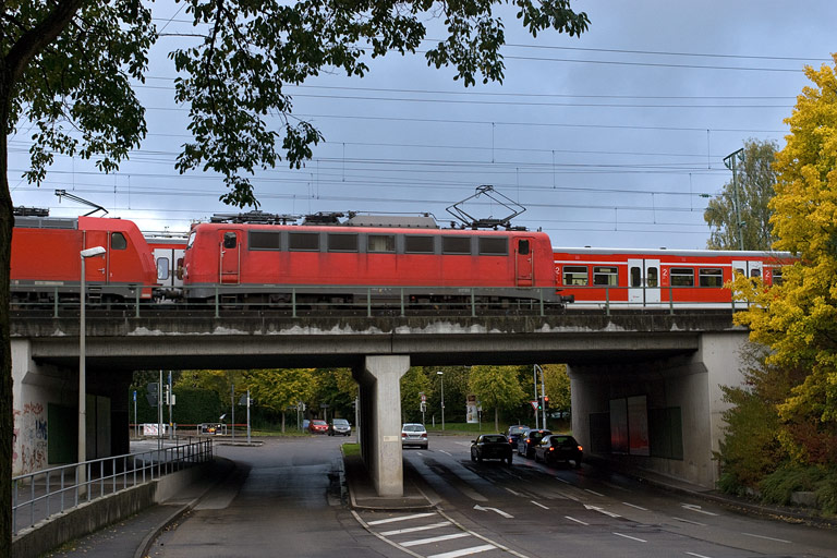 140 649 und 185 318 als Tfzf 68315 bei km 16,4 (Oktober 2008)