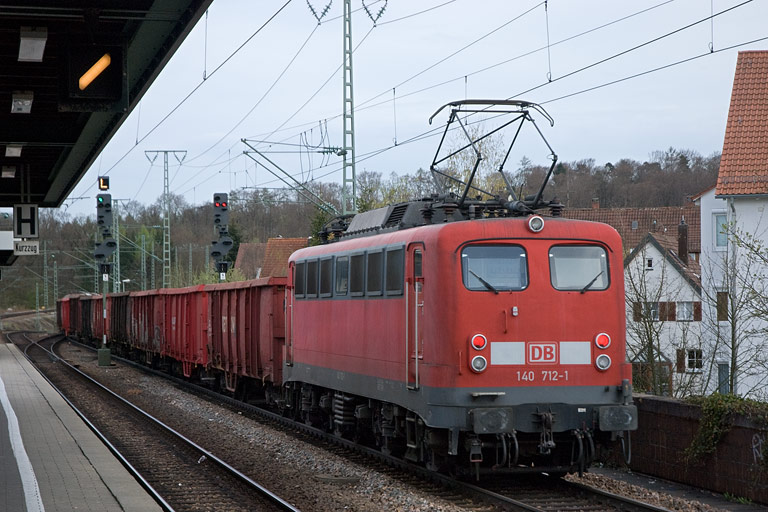 140 712 mit FZ 56183 bei km 16,6 (April 2008)