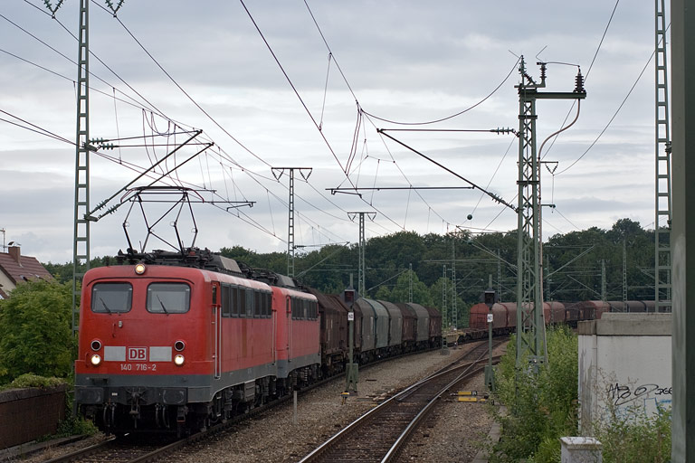 140 716 und 140 637 mit FZT 56166 bei km 16,8 (Juli 2008)