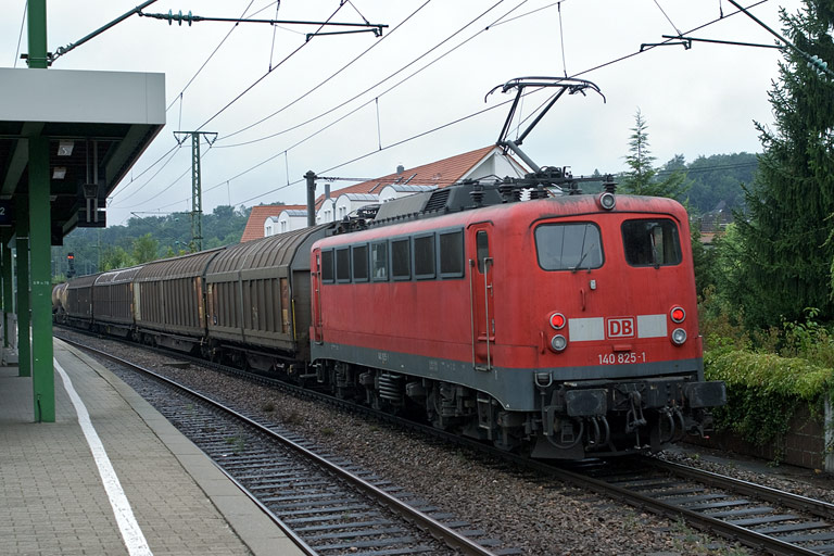 140 825 mit CFN 43198 bei km 16,6 (August 2008)