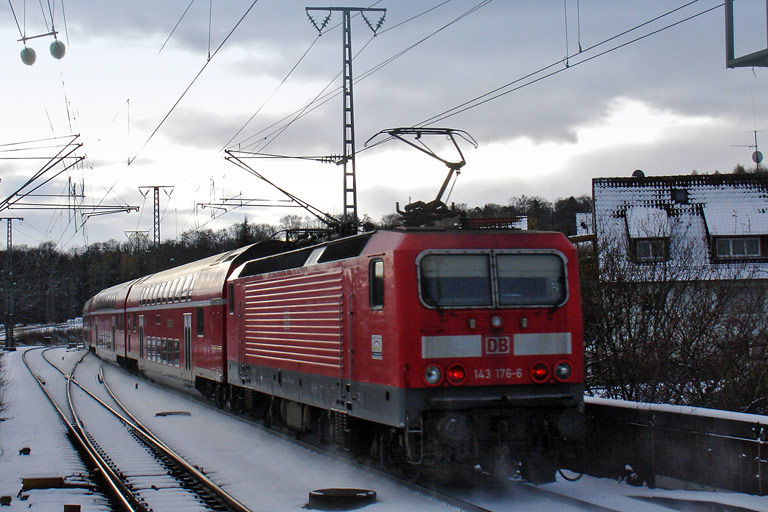 143 176 mit RE 19633 bei km 16,8 (November 2008)