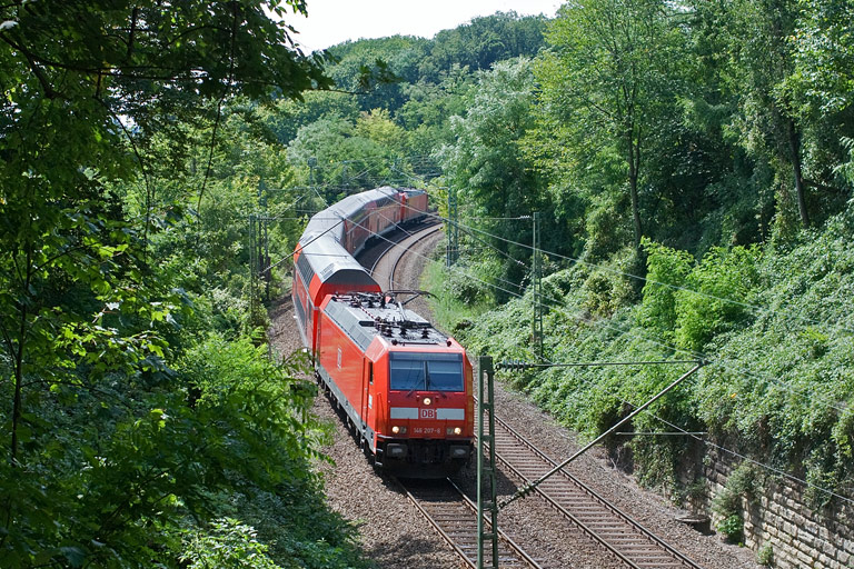 146 207 mit RE 19654 bei km 8,8 (August 2008)