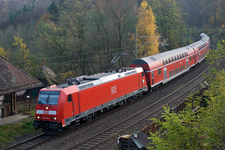 146 209 mit RE 19662 bei km 11,0 (November 2008)