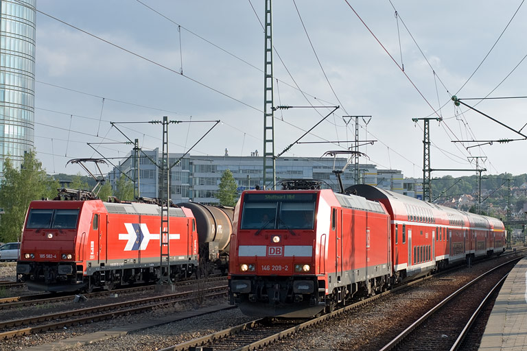 146 209 mit RE 19680 und HGK 185 582 bei km 15,6 (Juni 2008)