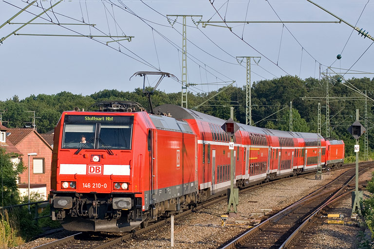 146 210 mit RE 19680 bei km 16,8 (Juli 2008)