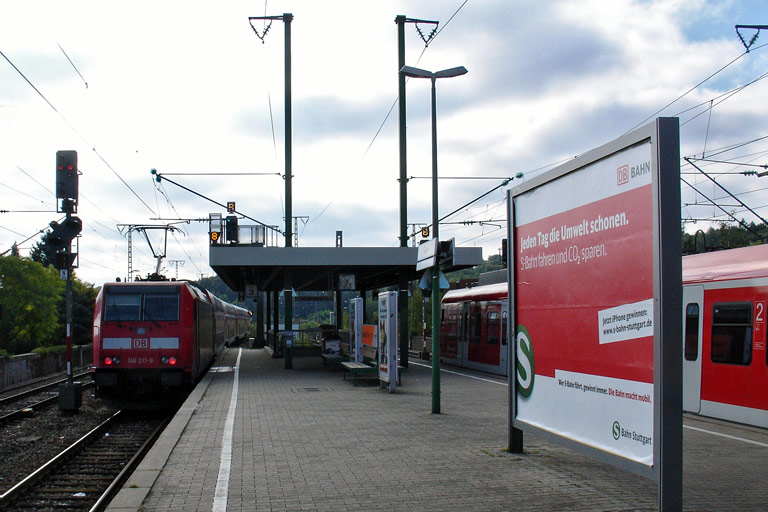 146 211 mit RE 19634 und Baureihe 423 als S1 bei km 16,8 (September 2008)