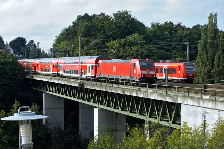 146 211 mit RE 19634 und Baureihe 425 als RE 19031 bei km 14,6 (September 2008)