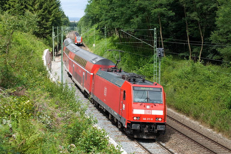 146 211 mit RE 19642 bei km 21,6 (Juli 2008)